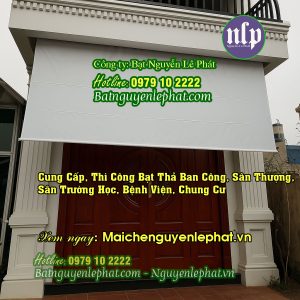 Bạt che nắng mưa tự cuốn trước hiên nhà