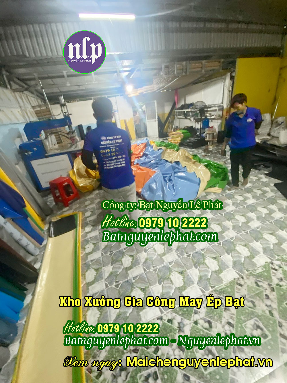 xuong may ep bat mai hien mai xep tay ninh Công nhân đang đóng khoen và xỏ bi treo cho bạt mái xếp khách hàng Tây Ninh